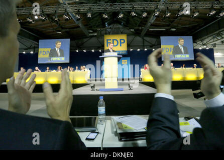 Berlin, Deutschland. 8. Dezember 2013. Der Vorsitzende der FDP, Christian Lindner, hält eine Rede bei der FDP Bundespartei-Konferenz in Berlin, Deutschland, 8. Dezember 2013. Die Delegierten stimmten ein neues Führungsteam für die Partei. Foto: Stephanie Pilick/Dpa/Alamy Live News Stockfoto