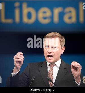 Berlin, Deutschland. 8. Dezember 2013. Der Vorsitzende der FDP, Christian Lindner, hält eine Rede bei der FDP Bundespartei-Konferenz in Berlin, Deutschland, 8. Dezember 2013. Die Delegierten stimmten ein neues Führungsteam für die Partei. Foto: Kay Nietfeld/Dpa/Alamy Live News Stockfoto