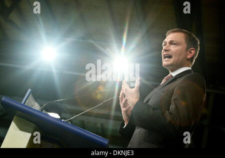 Berlin, Deutschland. 8. Dezember 2013. Der Vorsitzende der FDP, Christian Lindner, hält eine Rede bei der FDP Bundespartei-Konferenz in Berlin, Deutschland, 8. Dezember 2013. Die Delegierten stimmten ein neues Führungsteam für die Partei. Foto: Stephanie Pilick/Dpa/Alamy Live News Stockfoto