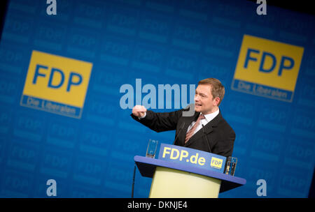 Berlin, Deutschland. 8. Dezember 2013. Der Vorsitzende der FDP, Christian Lindner, hält eine Rede bei der FDP Bundespartei-Konferenz in Berlin, Deutschland, 8. Dezember 2013. Die Delegierten stimmten ein neues Führungsteam für die Partei. Foto: Kay Nietfeld/Dpa/Alamy Live News Stockfoto