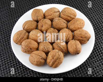 Walnüsse auf einem weißen Teller Stockfoto