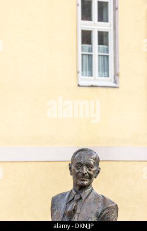 Skulptur von Kurt Tassotti zeigt Schriftsteller Hermann Hesse auf der Nikolaus-Brücke in seiner Geburtsstadt Calw, Schwarzwald Stockfoto