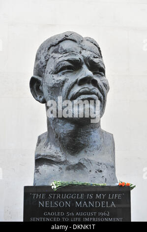 Southbank, London, UK. 8. Dezember 2013. Blumen und Hommagen an der Büste von Nelson Mandela auf der Southbank. Bildnachweis: Matthew Chattle/Alamy Live-Nachrichten Stockfoto