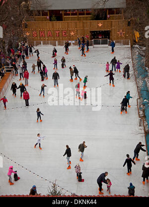 Edinburgh, Schottland, Vereinigtes Königreich. 8. Dezember 2013. Weihnachten-Eisbahn Stockfoto