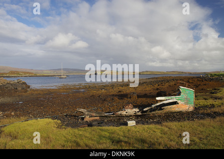 Gestrandeter gebrochenen Boot, Colbost. Loch Dunvegan, Isle Of Skye, innere Hebriden, Schottland. Stockfoto