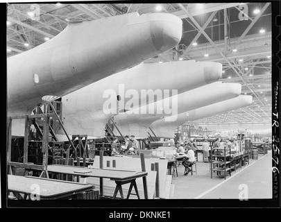 Bau von Flugzeugen im Glenn L. Martin Werk in Baltimore, MD. Rümpfe, gerade aus der Montagevorrichtungen sind... 520743 Stockfoto