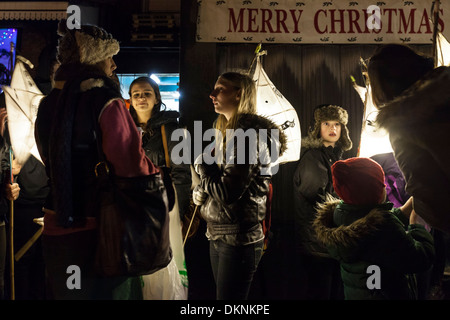 Laternenumzug, Late Night Weihnachts-Shopping, Lewes, Sussex, England Stockfoto