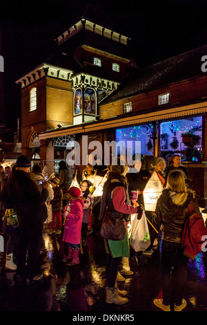 Laternenumzug, Late Night Weihnachts-Shopping, Lewes, Sussex, England Stockfoto