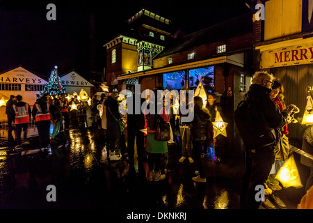 Laternenumzug, Late Night Weihnachts-Shopping, Lewes, Sussex, England Stockfoto