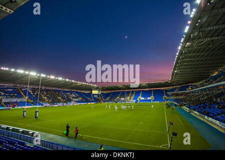 Reading, UK. 8. Dezember 2013. Eine allgemeine Ansicht des Spiels während des Amlin Challenge Cup-Spiels zwischen London Irish und Stade Francais im Madejski Stadium Credit: Action Plus Sport/Alamy Live News Stockfoto