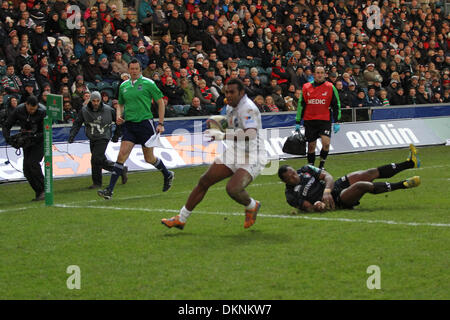 Leicester, UK. 8. Dezember 2013. Timoci Nagusa von Montpellier punktet im Heineken Cup Pool Spiel zwischen Leicester Tigers und Montpellier am Welford Road Credit: Action Plus Sport/Alamy Live News Stockfoto