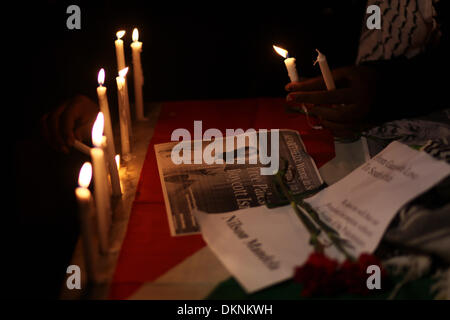 Gaza, Palästinensische Gebiete. 8. Dezember 2013. Eine Palästinenserin Lichter Kerzen während Kerzen Pause zu Ehren Nelson Mandelas, der ehemalige Präsident von Südafrika in Gaza-Stadt am 8. Dezember 2013 Mandela, den verehrten Ikone der Anti-Apartheid Kampf in Südafrika und einer der hoch aufragenden Politiker des 20. Jahrhunderts, starb in Johannesburg am 5. Dezember im Alter von 95 Jahren. Bildnachweis: ZUMA Press, Inc./Alamy Live-Nachrichten Stockfoto