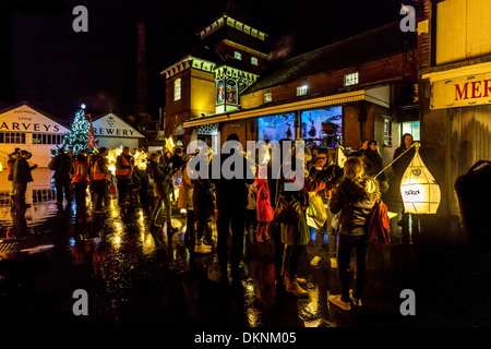 Laternenumzug, Late Night Weihnachts-Shopping, Lewes, Sussex, England Stockfoto