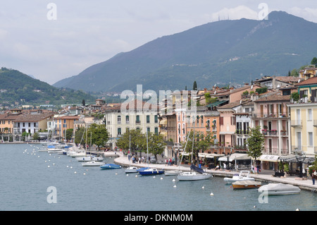 Seepromenade Lungolago Giuseppe Zanardelli in Salo am Gardasee. Stockfoto