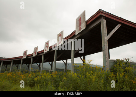 Offenen Ständen eines verlassenen Pferds verfolgen am alten Messegelände in Great Barrington, Massachusetts. Stockfoto