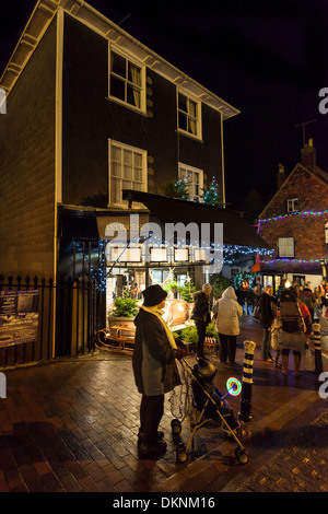 Late Night Weihnachts-Shopping, Lewes, Sussex, England Stockfoto