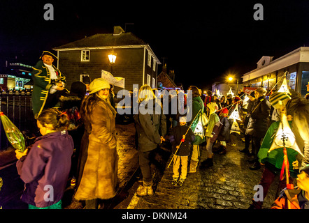 Laternenumzug, Late Night Weihnachts-Shopping, Lewes, Sussex, England Stockfoto