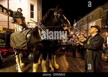 Harveys Brauerei Dray, Late Night Weihnachts-Shopping, Lewes, Sussex, England Stockfoto