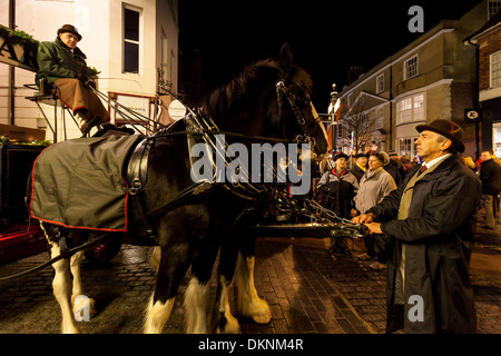 Harveys Brauerei Dray, Late Night Weihnachts-Shopping, Lewes, Sussex, England Stockfoto