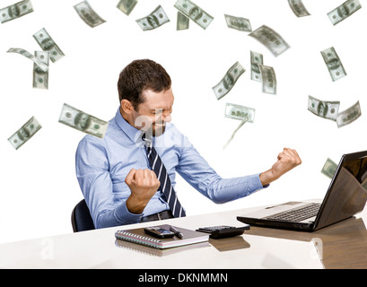 Junge moderne Geschäftsmann begeistert mit seinem Erfolg bei der Arbeit mit seinem Laptopcomputer Stockfoto