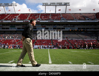 Tampa, Florida, USA. 8. Dezember 2013. DANIEL WALLACE | Times.Tampa Bay Buccaneers Cheftrainer Greg Schiano Uhren sein Team während Poloshirt vor dem Spiel die Buffalo Bills im Raymond James Stadium auf Sonntag, 8. Dezember 2013. © Daniel Wallace/Tampa Bucht Times/ZUMAPRESS.com/Alamy Live-Nachrichten Stockfoto