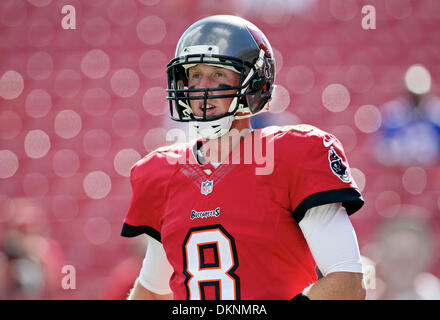 Tampa, Florida, USA. 8. Dezember 2013. DANIEL WALLACE | Times.Tampa Bay Buccaneers Quarterback Mike Glennon (8) erwärmt sich die Buffalo Bills im Raymond James Stadium auf Sonntag, 8. Dezember 2013 zu spielen. © Daniel Wallace/Tampa Bucht Times/ZUMAPRESS.com/Alamy Live-Nachrichten Stockfoto