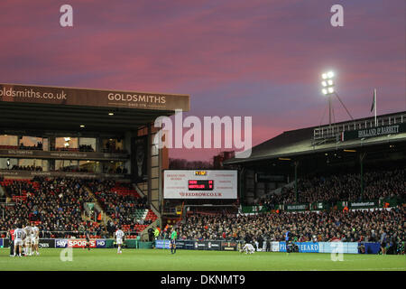 Leicester, UK. 8. Dezember 2013. Sonnenuntergang Himmel über das Stadion während der Heineken Cup Pool match zwischen Leicester Tigers und Montpellier am Welford Road Credit: Action Plus Sport/Alamy Live News Stockfoto