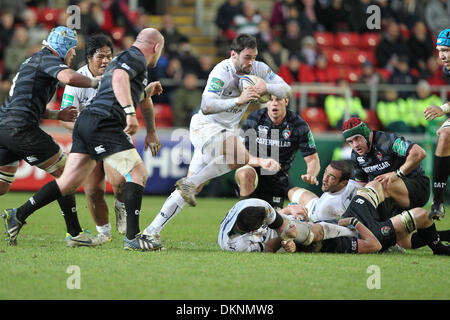 Leicester, UK. 8. Dezember 2013. Thomas Combezou auf die Ladung während des Heineken Cup Pool Matches zwischen Leicester Tigers und Montpellier am Welford Road Credit: Action Plus Sport/Alamy Live News Stockfoto