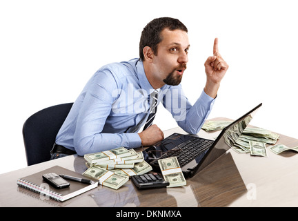 Porträt eines jungen Geschäftsmann haben eine Idee, bei der Arbeit mit laptop Stockfoto