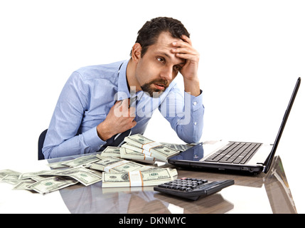 Besorgt Geschäftsmann sitzt am Schreibtisch im Büro überlastet mit Arbeit und Geld, Buchhaltung Stockfoto