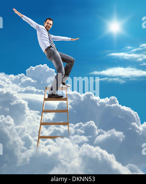 Die Leiter hoch in den Himmel, balancieren auf oben stehenden zuversichtlich Jungunternehmer Stockfoto