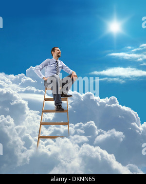 Junge zuversichtlicher Geschäftsmann sitzt auf auf die Leiter hoch in den Himmel Stockfoto