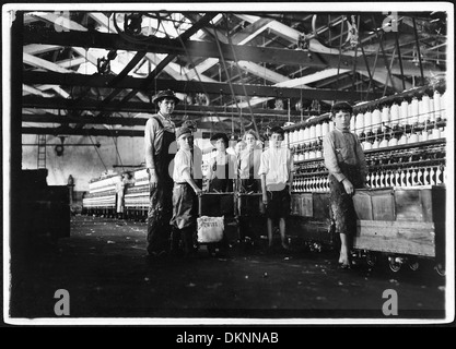 Gruppe von Wechsler und Spinner in Roanoke Baumwollspinnereien arbeiten. Ich zählte 7 offenbar unter 14 Jahren und 3 bis 12 Jahre... 523432 Stockfoto