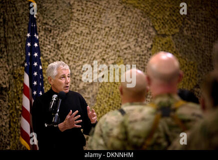 US-Verteidigungsminister Chuck Hagel spricht mit Truppen während eines Besuchs auf der Kandahar Air Base 8. Dezember 2013 in der Provinz Helmand, Afghanistan. Hagel besuchte die Truppen um ihnen während der Ferienzeit für ihren Service bedanken. Stockfoto