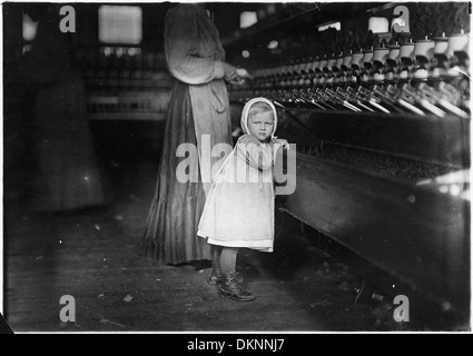 Ivey Mühle. Wenig derjenige, 3 Jahre alt, besucht und spielt in der Mühle. Tochter von der Aufseher. Hickory, NC 523114 Stockfoto