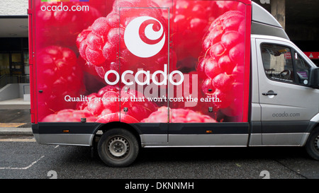 Ocado Lieferwagen liefern Lebensmittel essen außerhalb des Barbican Estate in Central London UK KATHY DEWITT geparkt Stockfoto