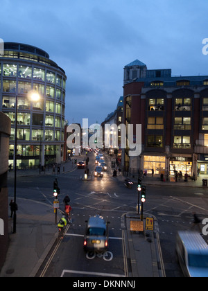 Radfahrer und Taxi im Verkehr auf Long Lane und Buche Street Tunnel Junction in der Nähe von Barbican Station in Smithfield, London UK KATHY DEWITT Stockfoto