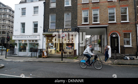 Ein Mann Guilford Street radeln, vorbei an Brownlow Mews Ecke Grays Inn Road London WC1 KATHY DEWITT Stockfoto