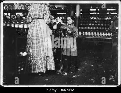 Wenig Fannie, 7 Jahre alt, 48 Zoll hoch, hilft Schwester in Elk Baumwollspinnerei. Ihre Schwester sagte: "Ja, sie hilft mir richtig... 523345 Stockfoto