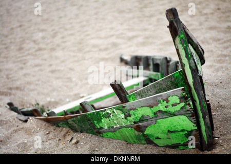 Farbbild ein verlassenes Schiff im Sand stecken Stockfoto