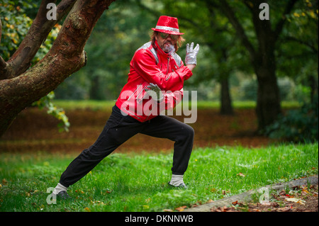 Ein Michael Jackson-Imitator posieren für ein Foto im Bute Park, Cardiff, beim Rauchen einer Zigarette Stockfoto