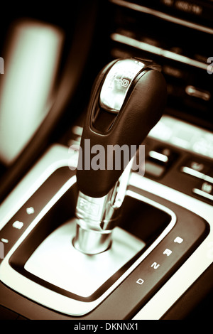 Einzelheiten über eine automatische Gangschaltung in ein neues Auto Stockfoto