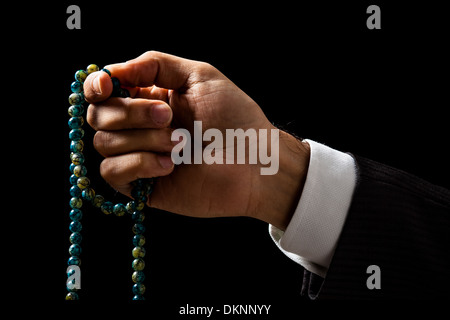 Hand, die einen Tasbih, eine muslimische Rosenkranz Stockfoto