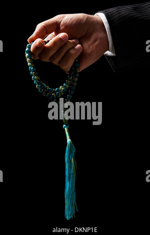 Hand, die einen Tasbih, eine muslimische Rosenkranz Stockfoto