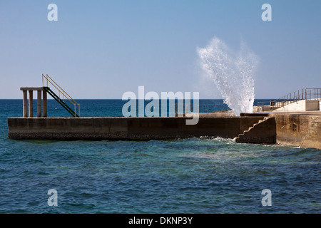 sonnigen Tag und Welle Spritzer auf dem pier Stockfoto