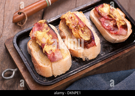 Gebratene Auberginen und Speck Bruschetta Stockfoto