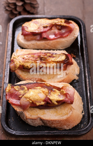 Gebratene Auberginen und Speck Bruschetta Stockfoto