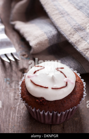 Smiley Gesicht Schokolade Tasse Kuchen Stockfoto