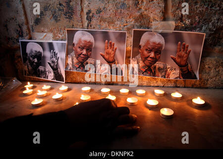 Jerusalem, Israel. 7. Dezember 2013. Palästinenser versammeln sich am Denkmal eine Kerze für späten südafrikanischen Präsidenten Nelson Mandela in einem Bereich der Jerusalemer Altstadt beliebt Afrikanern, 7. Dezember 2013. Friedensnobelpreisträger Nelson Mandela starb im Alter von 95, in Johannesburg, Südafrika, am 5. Dezember 2013. Ein ehemaliger Rechtsanwalt, war Mandela der erste schwarze Präsident Südafrikas an die Macht nach Ländern zuerst freie und faire Wahlen gewählt, die das Ende des Apartheid-Systems im Jahr 1994 erlebt. Mandela war Gründungsmitglied des ANC (African National Congress) und Anti-Apartheid-Gesetzes Stockfoto