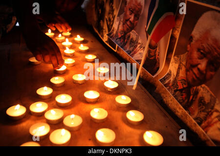 Jerusalem, Israel. 7. Dezember 2013. Palästinenser versammeln sich am Denkmal eine Kerze für späten südafrikanischen Präsidenten Nelson Mandela in einem Bereich der Jerusalemer Altstadt beliebt Afrikanern, 7. Dezember 2013. Friedensnobelpreisträger Nelson Mandela starb im Alter von 95, in Johannesburg, Südafrika, am 5. Dezember 2013. Ein ehemaliger Rechtsanwalt, war Mandela der erste schwarze Präsident Südafrikas an die Macht nach Ländern zuerst freie und faire Wahlen gewählt, die das Ende des Apartheid-Systems im Jahr 1994 erlebt. Mandela war Gründungsmitglied des ANC (African National Congress) und Anti-Apartheid-Gesetzes Stockfoto